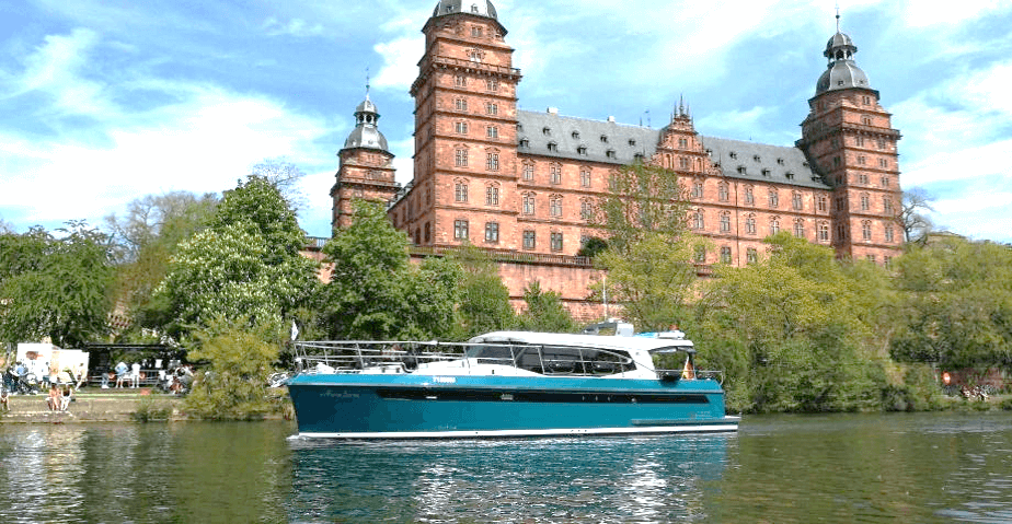 Exklusive Yacht-Charter vor Schloss Johannisburg
