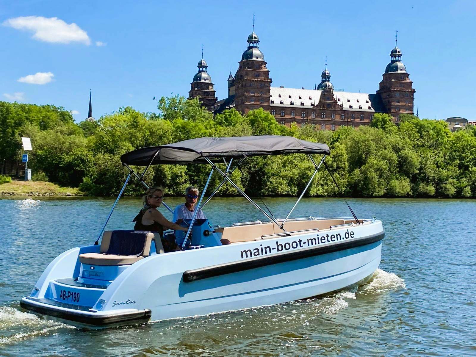 Familie auf dem Elektroboot - Main-boot-mieten